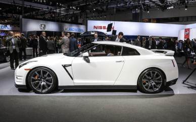 2014-Nissan-GT-R-Side-View